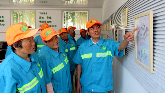 身殘志堅六旬日常保潔員唱響屬于自己的詩和遠方