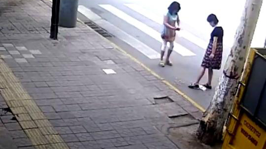 兩女子在西安街頭倒煙頭并拍照真是在抹黑保潔員嗎
